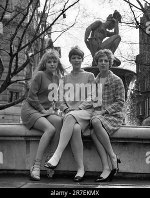 Photo de dossier datée du 07/04/67 d'un photocall pour la pièce d'Anton Chekov, 'les trois Sœurs', qui a été ravivée au Royal court Theatre. Les actrices sont Marianne Faithfull, Glenda Jackson (au centre) et avril Elgar (à droite). La double actrice primée aux Oscars et ancienne députée travailliste Mme Jackson est décédée à l'âge de 87 ans « après une brève maladie » chez elle à Blackheath, dans le sud-est de Londres, a déclaré son agent. Banque D'Images