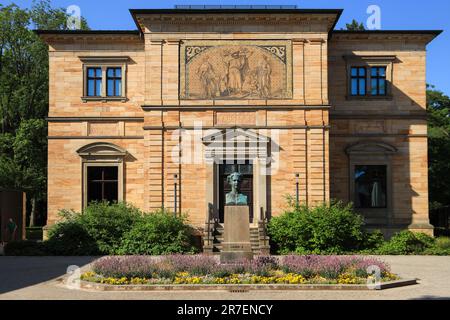 La maison Wahnfried est l'ancienne maison de Richard Wagner. Depuis 1976, la Maison Wahnfried abrite le musée Richard Wagner avec un buste du roi Lud Banque D'Images