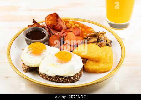 Βreakfast fond avec des œufs et des nuggets frits. La nourriture. Banque D'Images