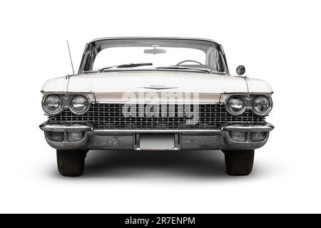 Izmir, Turquie - 3 juin 2023 : vue frontale d'une Cadillac blanche 1960 sur fond blanc Banque D'Images