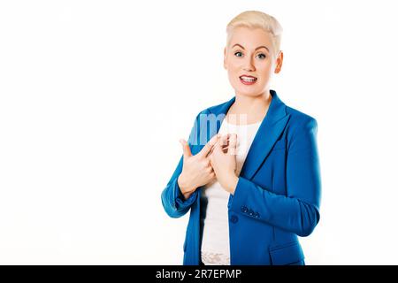 Portrait en studio d'une femme expressive parlant d'âge moyen, posant en studio sur fond blanc, portant une veste bleue Banque D'Images