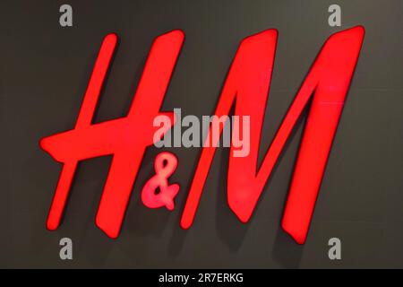 Lettres du logo H&M sur un mur. Banque D'Images