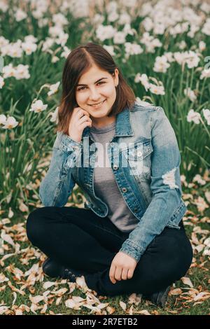 Portrait extérieur d'une jeune fille de 16 ans, adolescente, portant une veste en denim Banque D'Images