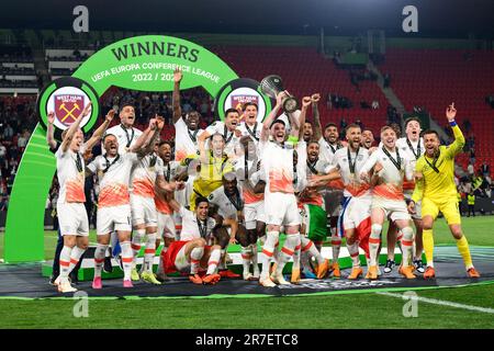 Prague, République Tchèque, 7 juin 2023: Declan Rice (41, Ham Ouest) lève le trophée des gagnants alors qu'il célèbre avec ses coéquipiers sur le podium après le match final de l'UEFA Europa Conference League entre l'ACF Fiorentina et le Ham Ouest Unis à l'Eden Arena i Prague, République Tchèque. (Vlastimil Vacek / SPP) Banque D'Images