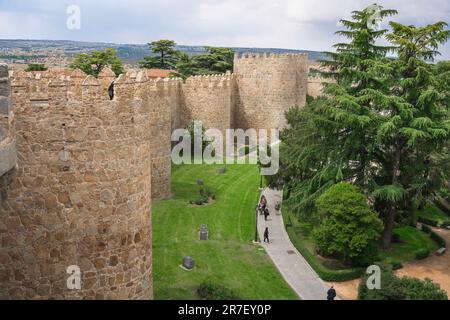 Murs de la ville d'Avila, vue d'une section des murs médiévaux bien conservés qui entourent la ville d'Avila dans le centre de l'Espagne. Banque D'Images