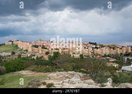Avila Espagne, vue sur la célèbre ville médiévale fortifiée d'Avila dans le centre de l'Espagne. Banque D'Images