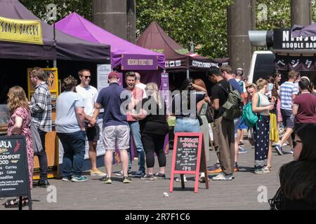 Bristol, Royaume-Uni. 15th juin 2023. Temps chaud et ensoleillé à Bristol aujourd'hui. Déjeuner Al Fresco dans le centre. Crédit : JMF News/Alay Live News Banque D'Images