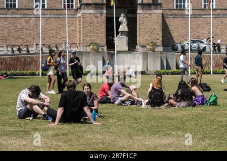 Bristol, Royaume-Uni. 15th juin 2023. Temps chaud et ensoleillé à Bristol. Assis sur l'herbe sur College Green. Crédit : JMF News/Alay Live News Banque D'Images