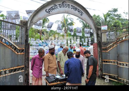 Les élections de Sylhet City Corporation ne sont que quelques semaines plus tard. Le bureau régional des élections de Sylhet fait campagne pour les élections de Sylhet City Corporation par le biais de la machine de vote électronique (EVM) afin que les électeurs puissent voter sans hésitation. Des électeurs enthousiastes se sont réunis dans les locaux de l'école primaire du gouvernement de Madhushahid pour l'exposition EVM. Sylhet, Bangladesh. Banque D'Images