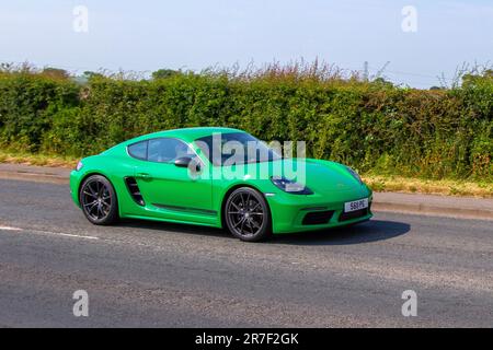 2021 Vert Porsche 718 Cayman T S-A T 300 PDK Auto Start / Stop Boxster car coupé essence 1988 cc Banque D'Images