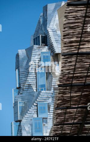 Arles (sud-est de la France) : la LUMA Arles est un centre artistique (architecte Frank Gehry) Banque D'Images