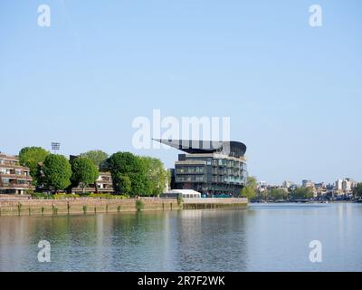 Stade de football Craven Cottage montrant le nouveau stand de Riverside vu de la Tamise Banque D'Images