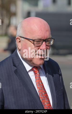 George Brandis - Haut-commissaire australien - assister au service commémoratif de Dame Vera Lynn à l'abbaye de Westminster, le 21st mars 2022 Banque D'Images