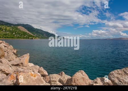 Rochers sur la côte Adriatique de Croatie dans la ville de Karlobag dans le comté de Lika-Senj, fin du printemps Banque D'Images