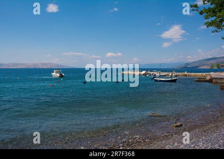 La côte Adriatique de Croatie dans le village de Sveti Juraj dans le comté de Lika-Senj. Fin du printemps Banque D'Images