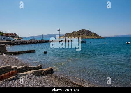 La côte Adriatique de Croatie dans le village de Sveti Juraj dans le comté de Lika-Senj. Fin du printemps Banque D'Images