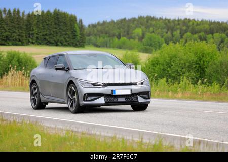 Voiture électrique Silver Kia EV6 à grande vitesse sur autoroute. Banque D'Images