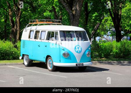 Volkswagen Type 2 (T1) transporteur année 1963, 1st génération avec pare-brise divisé, également appelé microbus ou Kombi, garés. Salo, Finlande. 11 juin, 23. Banque D'Images