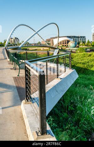 Vue sur le pont de Minto Island et le globe écologique au parc Riverfront à Salem, Oregon. Banque D'Images