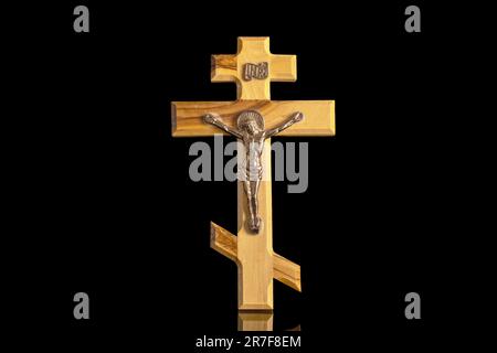 Une croix d'église en bois, macro, isolée sur fond blanc. Banque D'Images