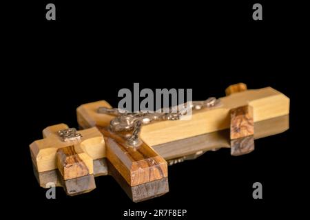 Une croix d'église en bois, macro, isolée sur fond blanc. Banque D'Images