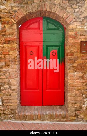 Porte pittoresque dans l'architecture médiévale de San Gimignano, ville emblématique de la province de Sienne, et l'un des endroits les plus visités en Toscane, Italie Banque D'Images