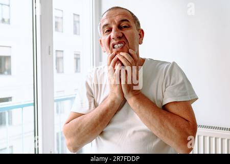 Portrait émotionnel homme d'âge moyen Banque D'Images