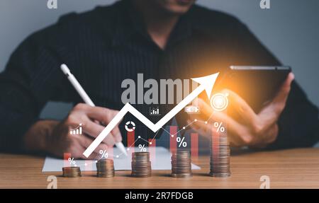 Concept de taux d'intérêt et de dividende, l'homme d'affaires calcule le revenu et le rendement de l'investissement en pourcentage. revenu, rendement, retraite, rémunération Banque D'Images