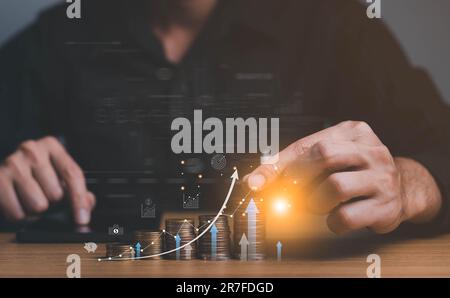 Concept de taux d'intérêt et de dividende, homme d'affaires calculant le revenu et le rendement de l'investissement, l'épargne, le revenu, le rendement, la retraite, fonds de compensation, inve Banque D'Images