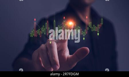 Planification et stratégie de la cible d'affaires, marché boursier, croissance de l'entreprise, progrès ou concept de réussite. L'homme d'affaires ou le commerçant montre un virtuel de plus en plus grand Banque D'Images