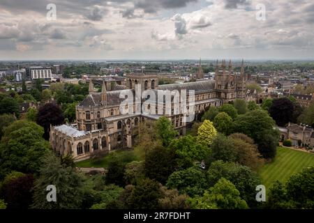 CATHÉDRALE DE PETERBOROUGH, ROYAUME-UNI - 17 MAI 2023. Une vue aérienne sur le paysage de l'architecture ancienne de la cathédrale de Peterborough et des terrains environnants dans un Banque D'Images