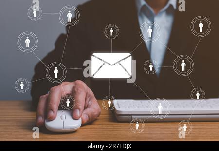 Concept de marketing par e-mail et sms. Plan de vente directe dans l'entreprise. Liste des clients pour l'envoi. Concept de la lettre d'information Banque D'Images