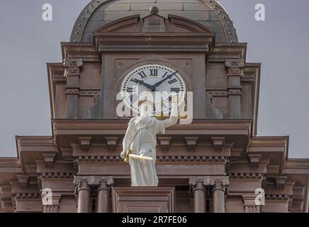 Millersburg, Ohio, États-Unis - 16 mai. 2023: Gros plan de Lady Justice restaurée sur le palais de justice du comté de Holmes. Banque D'Images