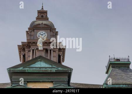 Millersburg, Ohio, États-Unis - 16 mai. 2023: Gros plan de Lady Justice restaurée sur le palais de justice du comté de Holmes. Banque D'Images