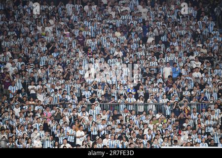 Pékin, Chine. 15th juin 2023. Les spectateurs assistent à une invitation internationale de football entre l'Argentine et l'Australie à Pékin, capitale de la Chine, 15 juin 2023. Credit: JU Huanzong/Xinhua/Alamy Live News Banque D'Images