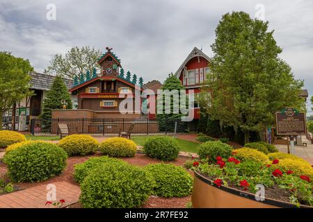 Sugarcreek, Ohio, Etats-Unis - 16 mai 2023: La plus grande horloge de Cockoo du monde qui t se dresse au-dessus de vingt-trois pieds de hauteur et vingt-quatre pieds de largeur. Banque D'Images