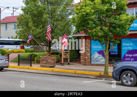 Sugarcreek, Ohio, Etats-Unis - 16 mai 2023 : des drapeaux suisses, Ohio et américains sont exposés au centre-ville. Banque D'Images