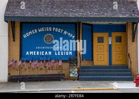 Sugarcreek, Ohio, Etats-Unis - 16 mai 2023:Americal Legion bâtiment avec des drapeaux américains devant lui est inance Banque D'Images