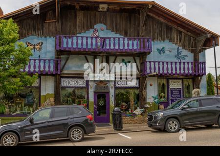 Sugarcreek, Ohio, Etats-Unis - 16 mai 2023 : une boutique de design alpine suisse dans le centre-ville. Banque D'Images