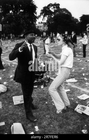 Rock Against Racism 1970s UK. Un couple mixte dansant ensemble dans Brockwell Park à la fin de la marche Rock Against Racism et concert. Leur bébé en poussette. La marche de Hyde Park à Brockwell Park près de Brixton. South London, Angleterre 1978. HOMER SYKES Banque D'Images