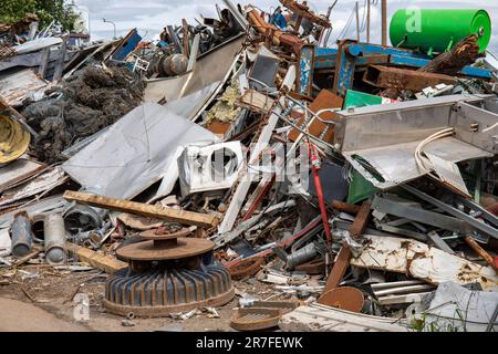 Recyclage. Pile de ferraille sur le site de collecte des matériaux recyclables ou dans le chantier de raclage du district de Kyläsaari à Helsinki, en Finlande. Banque D'Images