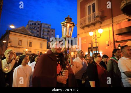 Pagani, Italie. 11th juin 2023. Procession dans les rues du Centre historique des prêtres, religieuses, confréries religieuses et religieuses sur la solennité de Corpus Domini sur 11 juin 2023. La solennité du corps Saint et du sang du Christ ou, avant la réforme liturgique de 1969, Festum SS.mi Corporis Christi, communément connu sous l'expression latine Corpus Christi, est l'une des solennités principales de l'année liturgique de l'Église catholique. (Photo de Pasquale Senatore/Pacific Press/Sipa USA) crédit: SIPA USA/Alay Live News Banque D'Images