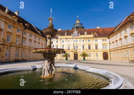 La cour et la fontaine de l'abbaye de Melk, Melk, Autriche Banque D'Images