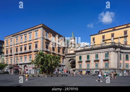 Naples, Italie. Vue sur la Piazza Dante avec l'ancienne porte de Port'Alba sur la gauche. 2022-08-20. Banque D'Images