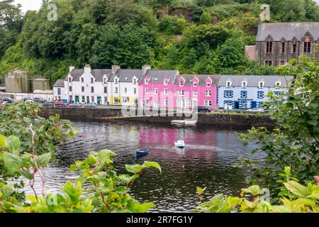 Maisons colorées dans le port de Portree, île de Skye, Écosse, Royaume-Uni Banque D'Images