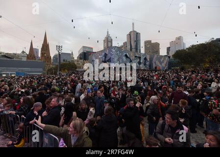 (6/10/2023) personnes célébrant le chant KAZOO au cours de deux semaines de festival d'hiver à Melbourne. LA MONTÉE de Melbourne a pris la ville par une tempête interculturelle avec environ deux semaines d'événements électriques, réfléchir, compter, rave et se délecter à Melbourne sous le clair de lune avec la montée. De retour en juin, vous pourrez vous attendre à une quinzaine de théâtres puissants, une danse exaltante, de la musique locale et internationale, des représentations publiques et des œuvres de participation de masse en plein air, dont un orchestre de 10 000 kazoo. De 7-18 juin, Rising donnera aux victoriens et aux visiteurs la chance de découvrir un nouveau côté Banque D'Images