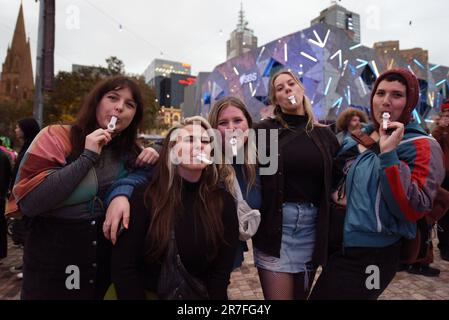 (6/10/2023) personnes célébrant le chant KAZOO au cours de deux semaines de festival d'hiver à Melbourne. LA MONTÉE de Melbourne a pris la ville par une tempête interculturelle avec environ deux semaines d'événements électriques, réfléchir, compter, rave et se délecter à Melbourne sous le clair de lune avec la montée. De retour en juin, vous pourrez vous attendre à une quinzaine de théâtres puissants, une danse exaltante, de la musique locale et internationale, des représentations publiques et des œuvres de participation de masse en plein air, dont un orchestre de 10 000 kazoo. De 7-18 juin, Rising donnera aux victoriens et aux visiteurs la chance de découvrir un nouveau côté Banque D'Images