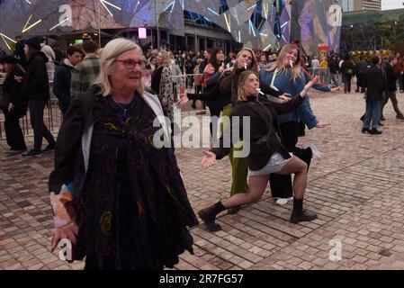 (6/10/2023) personnes célébrant le chant KAZOO au cours de deux semaines de festival d'hiver à Melbourne. LA MONTÉE de Melbourne a pris la ville par une tempête interculturelle avec environ deux semaines d'événements électriques, réfléchir, compter, rave et se délecter à Melbourne sous le clair de lune avec la montée. De retour en juin, vous pourrez vous attendre à une quinzaine de théâtres puissants, une danse exaltante, de la musique locale et internationale, des représentations publiques et des œuvres de participation de masse en plein air, dont un orchestre de 10 000 kazoo. De 7-18 juin, Rising donnera aux victoriens et aux visiteurs la chance de découvrir un nouveau côté Banque D'Images