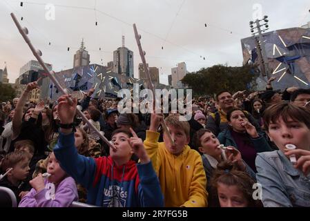 (6/10/2023) personnes célébrant le chant KAZOO au cours de deux semaines de festival d'hiver à Melbourne. LA MONTÉE de Melbourne a pris la ville par une tempête interculturelle avec environ deux semaines d'événements électriques, réfléchir, compter, rave et se délecter à Melbourne sous le clair de lune avec la montée. De retour en juin, vous pourrez vous attendre à une quinzaine de théâtres puissants, une danse exaltante, de la musique locale et internationale, des représentations publiques et des œuvres de participation de masse en plein air, dont un orchestre de 10 000 kazoo. De 7-18 juin, Rising donnera aux victoriens et aux visiteurs la chance de découvrir un nouveau côté Banque D'Images