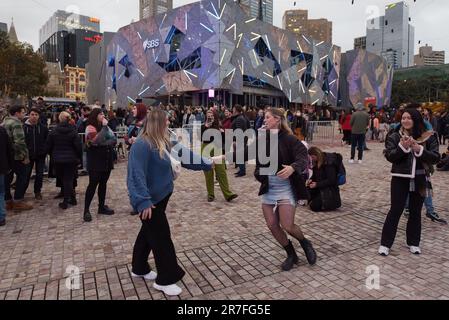 (6/10/2023) personnes célébrant le chant KAZOO au cours de deux semaines de festival d'hiver à Melbourne. LA MONTÉE de Melbourne a pris la ville par une tempête interculturelle avec environ deux semaines d'événements électriques, réfléchir, compter, rave et se délecter à Melbourne sous le clair de lune avec la montée. De retour en juin, vous pourrez vous attendre à une quinzaine de théâtres puissants, une danse exaltante, de la musique locale et internationale, des représentations publiques et des œuvres de participation de masse en plein air, dont un orchestre de 10 000 kazoo. De 7-18 juin, Rising donnera aux victoriens et aux visiteurs la chance de découvrir un nouveau côté Banque D'Images